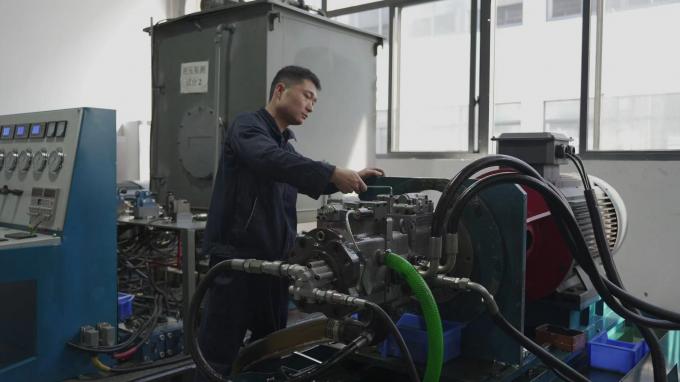 In Stock Sauer Danfoss MMF Series MMF044 MMF044DAFGABNNN Hydraulic Piston Pump For Road Roller 9